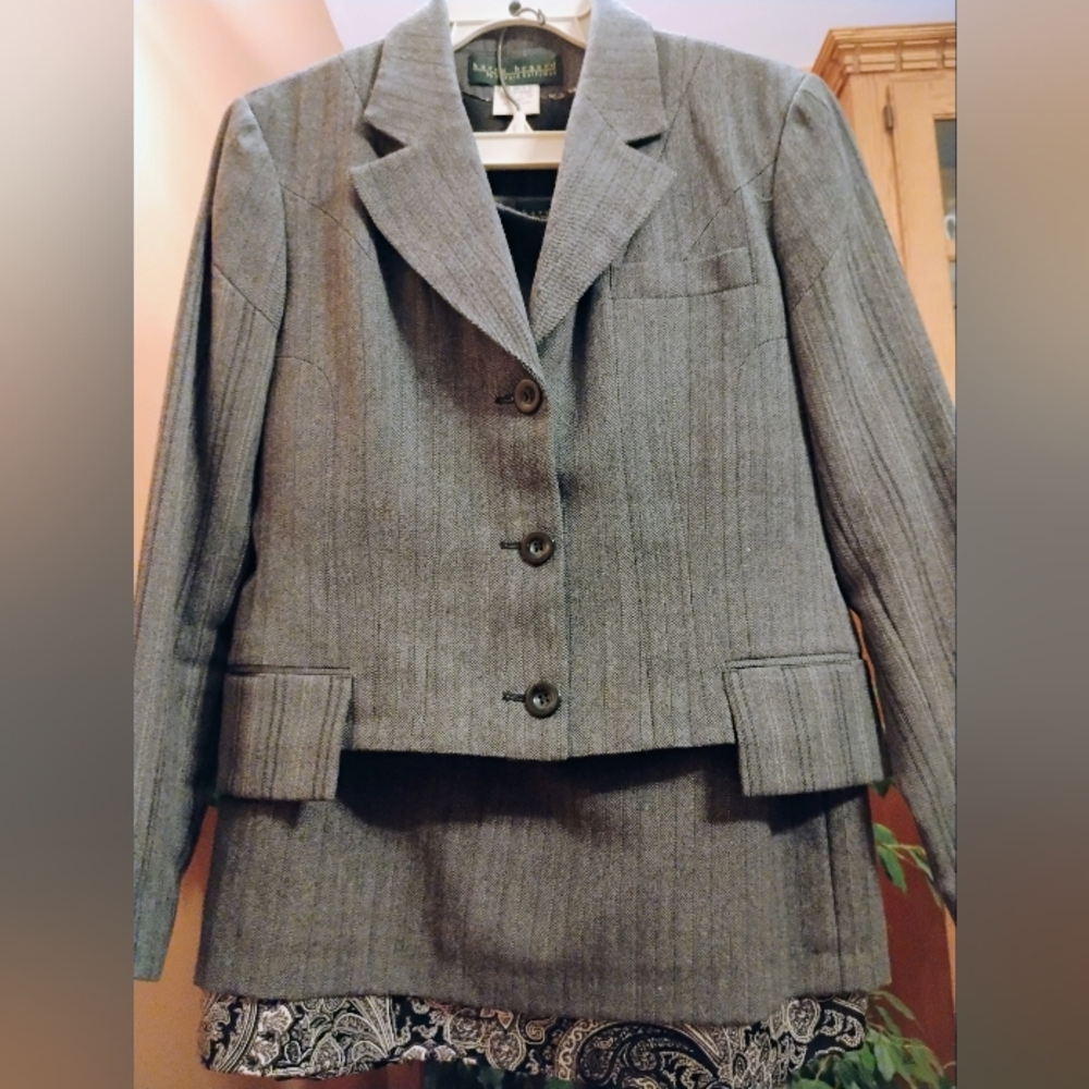 Cute lined skirt suit w silk paisley underskirt